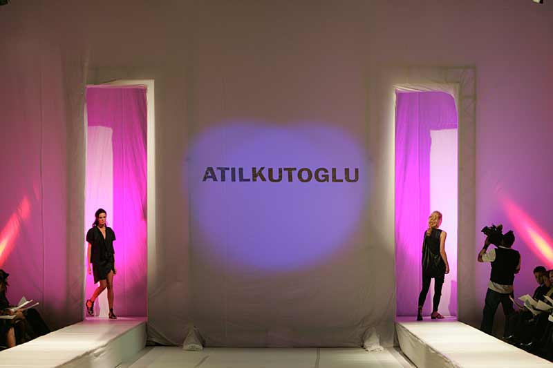 Atil Kutoglu Designer Modeschöpfer Modeschau Pfluegl
