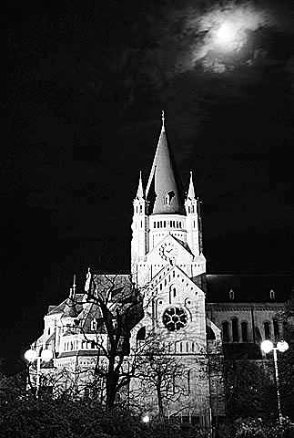 orthodoxe Kirche in Wien bei Nacht Mond